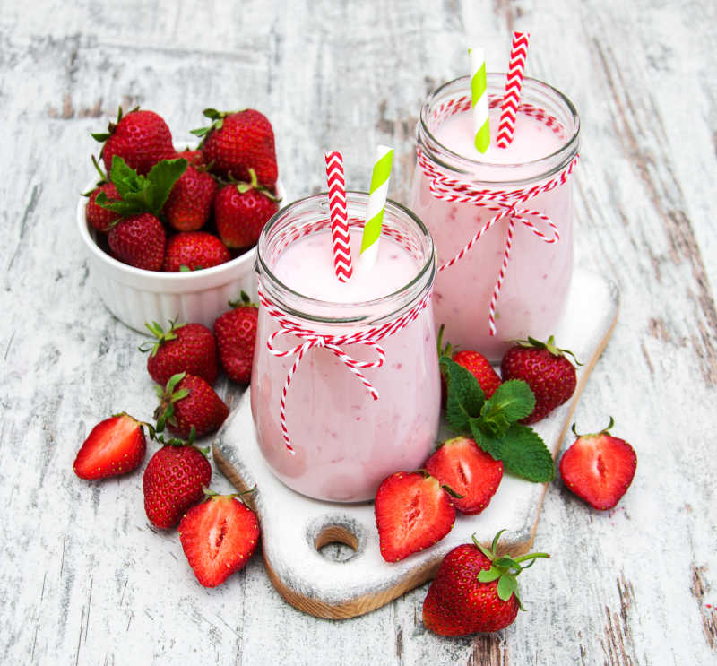 木板上的草莓和草莓奶昔