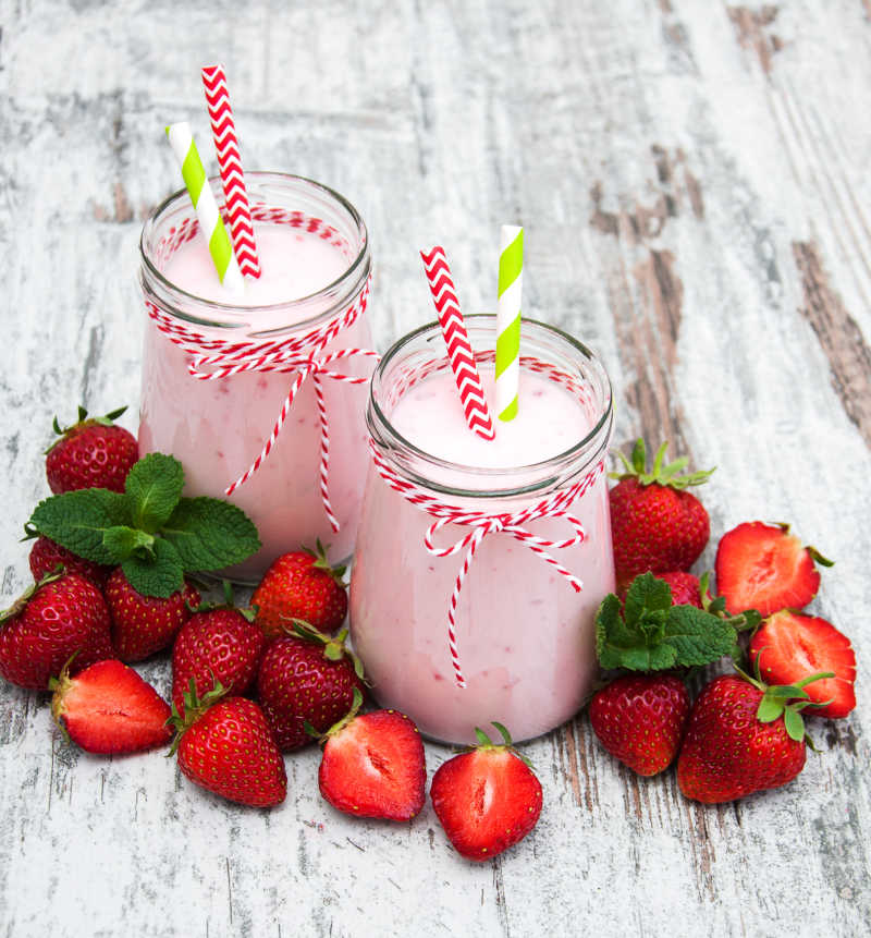 木板上的草莓奶昔和草莓
