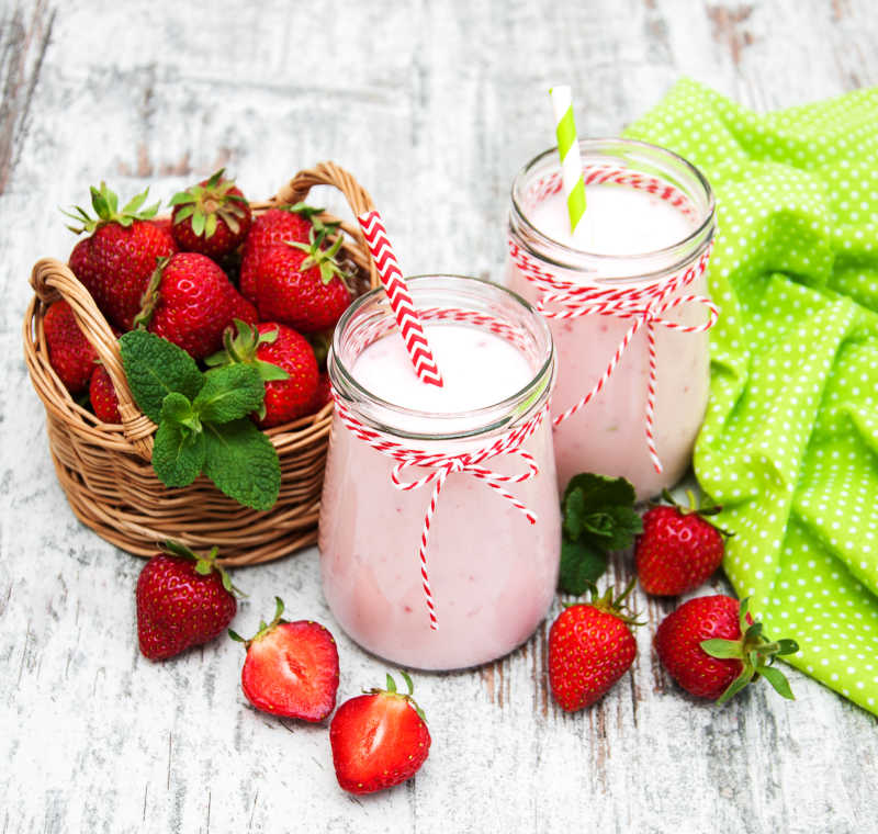 篮子里的草莓和草莓奶昔