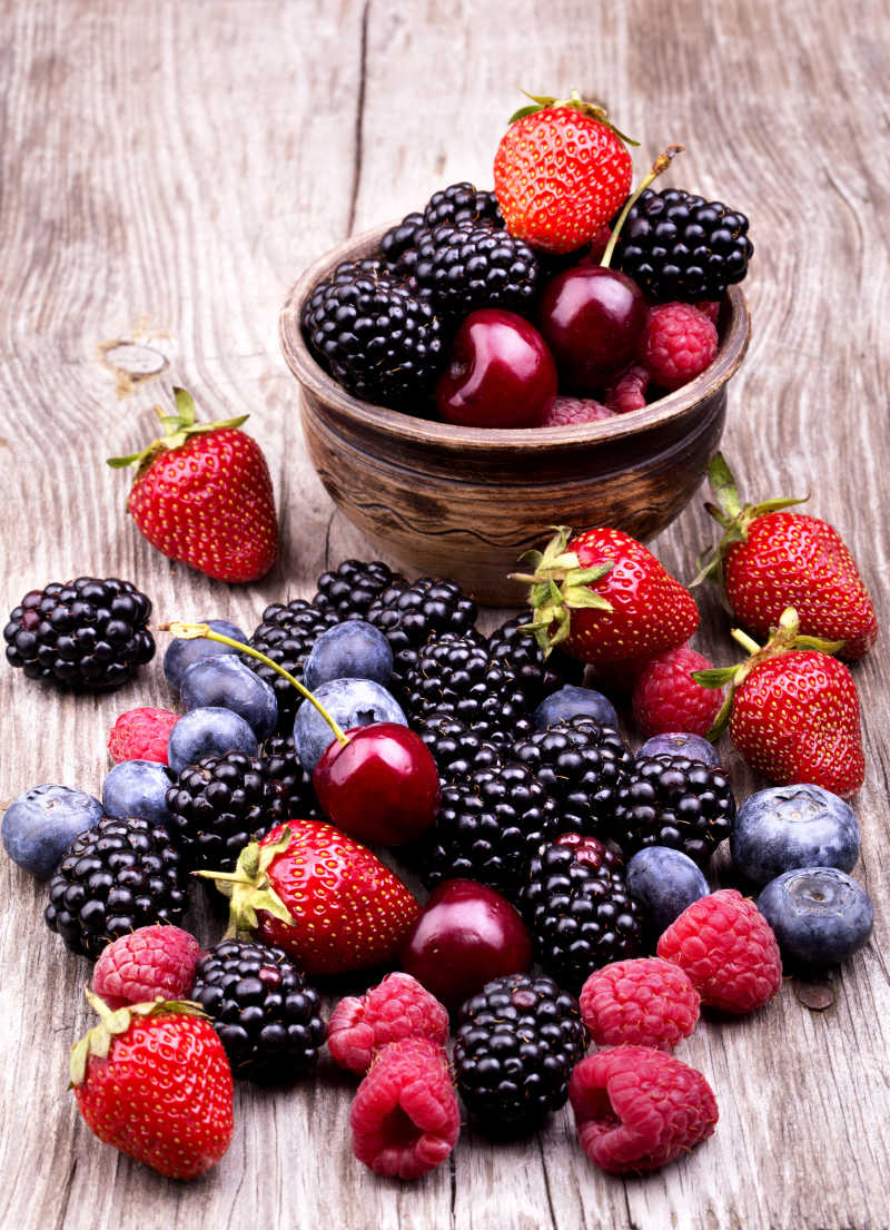 餐桌上美味的夏日水果樱桃蓝色浆果草莓覆盆子黑莓石榴