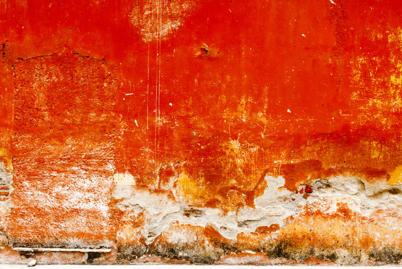 老砖墙上掉落的红色油漆特写
