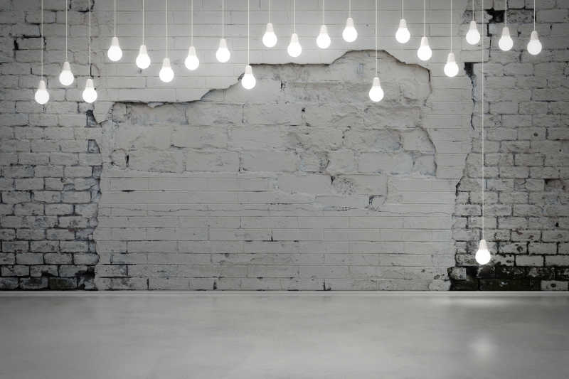 灰色的旧砖墙和白色灯泡