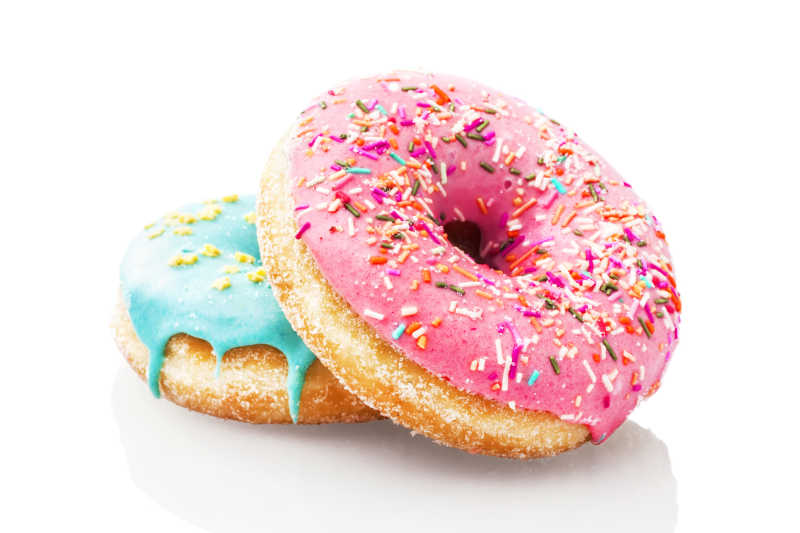 白色背景下粉色和蓝色的甜甜圈
