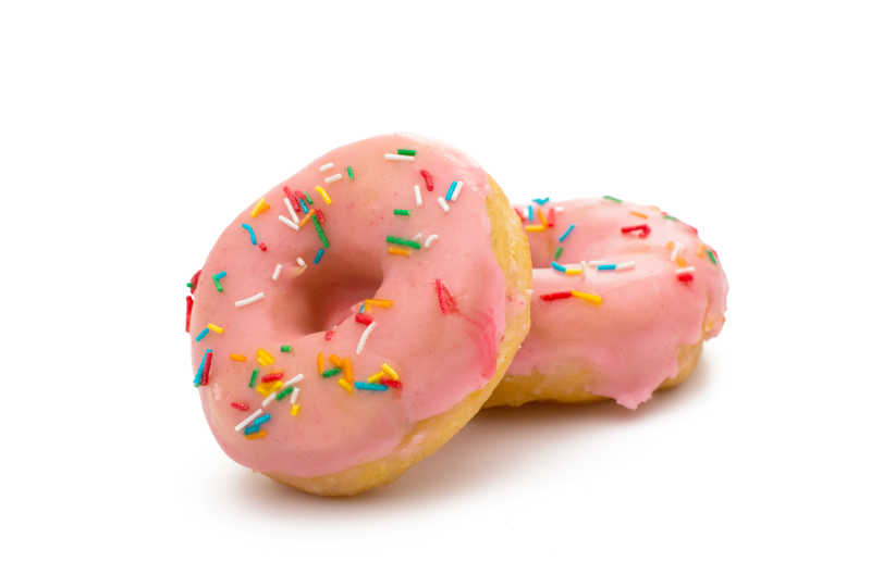 白色背景下粉色的甜甜圈