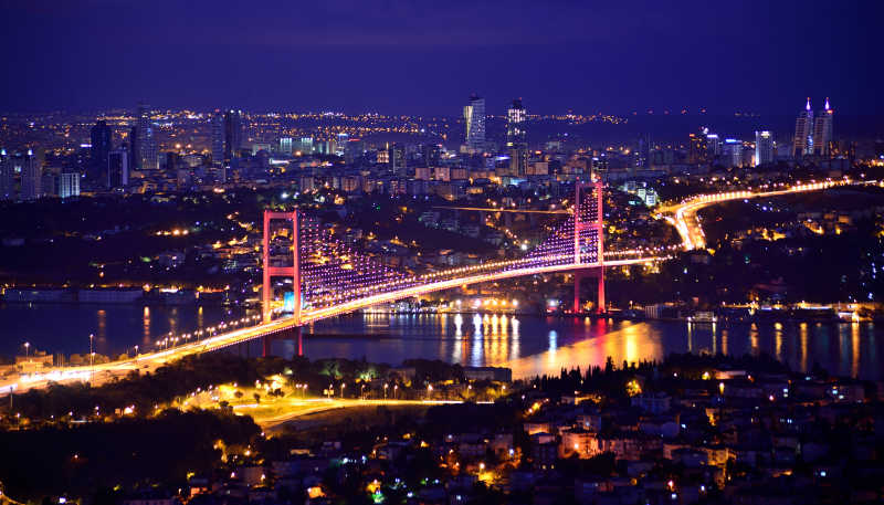 博斯普鲁斯海峡大桥的夜景