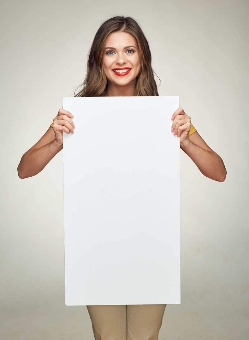 微笑的女人拿着白色广告牌
