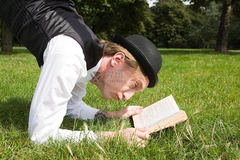 马戏团柔术演员在草地上看书