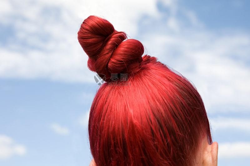 染红头发的女人