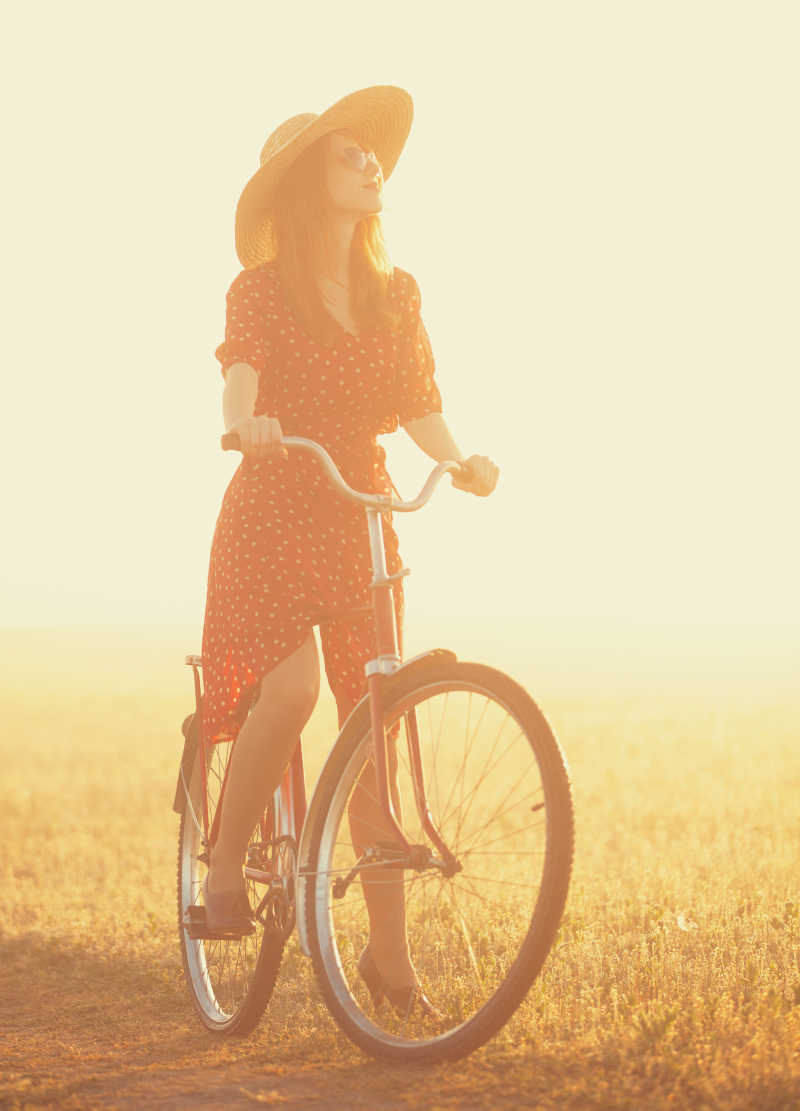 骑自行车仰望天空的女孩