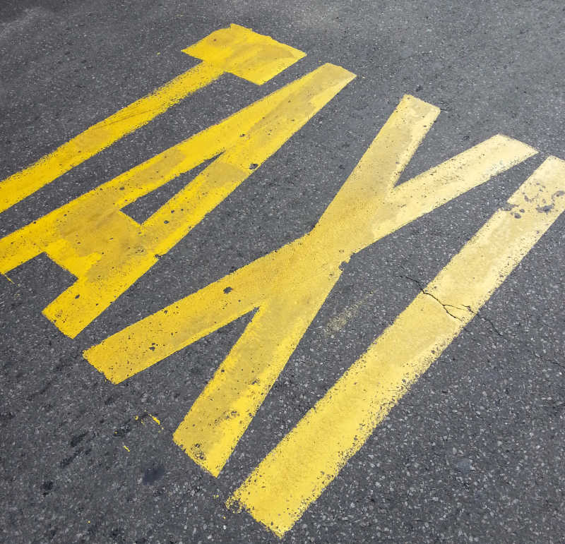 街上的出租车标志