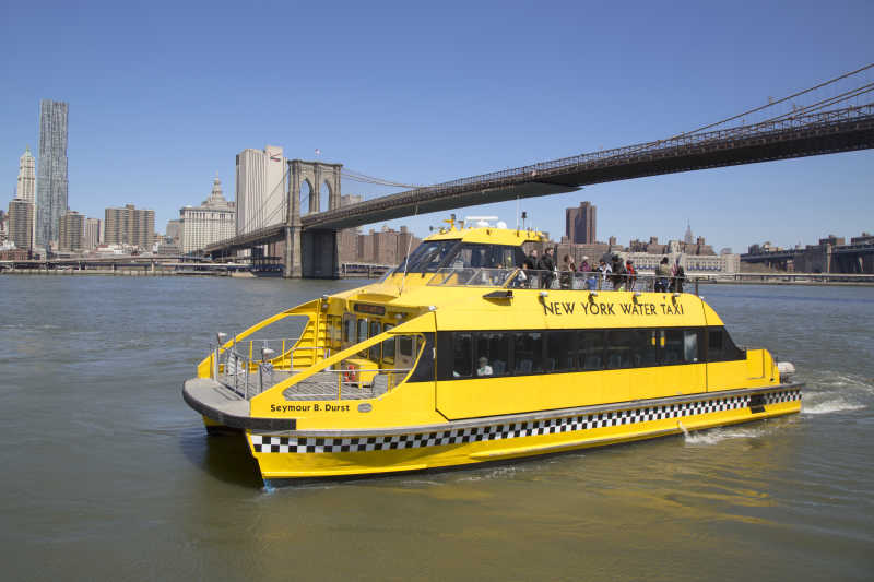 纽约布鲁克林大桥下的水上出租车