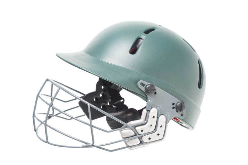 白色背景下绿色的板球头盔