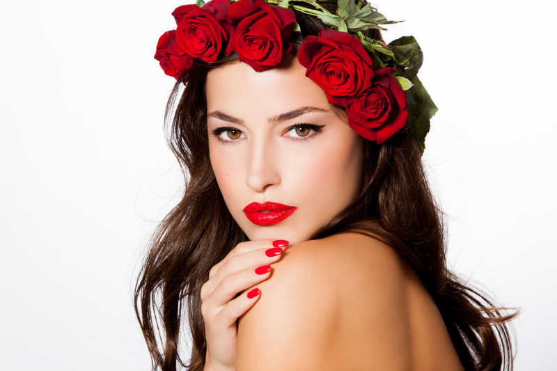 一个戴着红玫瑰花环的年轻女子