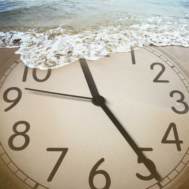 海滩上时钟的概念