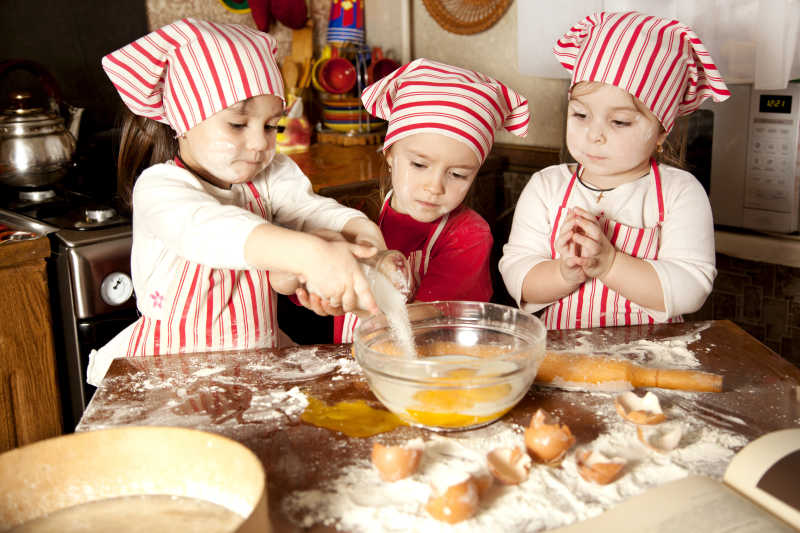 三个小女孩在厨房做面包