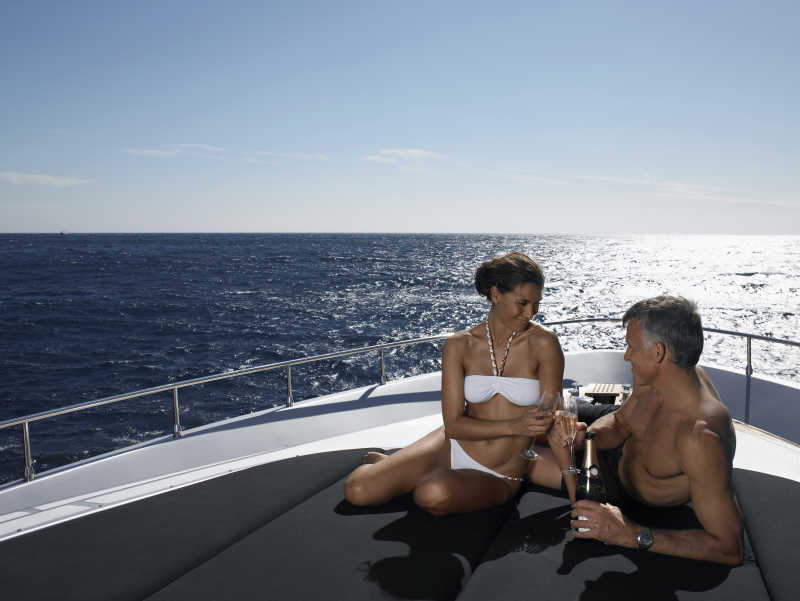 浪漫的夫妇在游艇上享受幸福时光