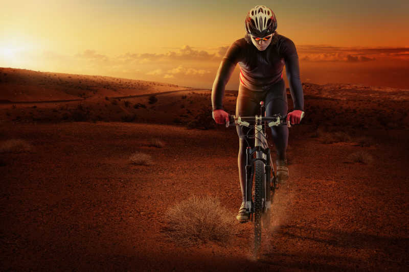 骑行在沙漠中的山地自行车骑手