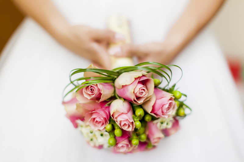 新娘手里的鲜花花束