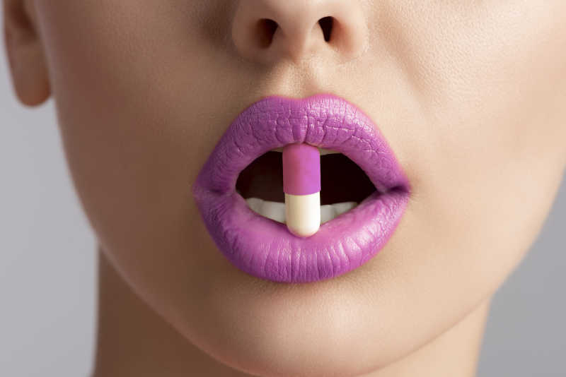 紫色嘴唇之间的紫色胶囊