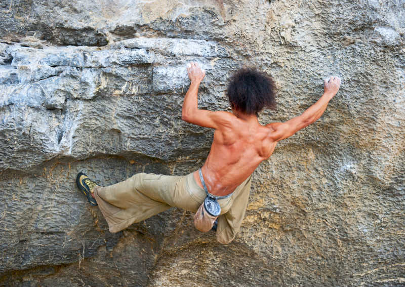 在峭壁上攀爬的登山者