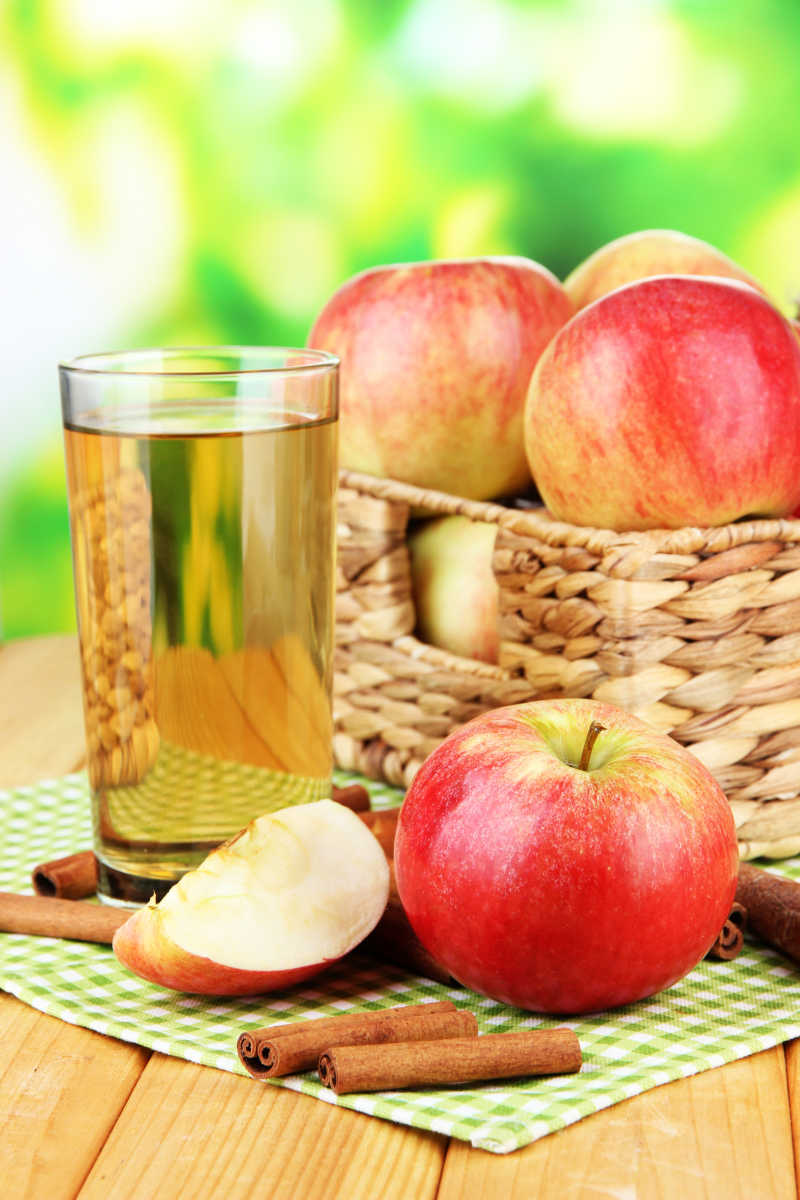 竹篮里的苹果与苹果汁