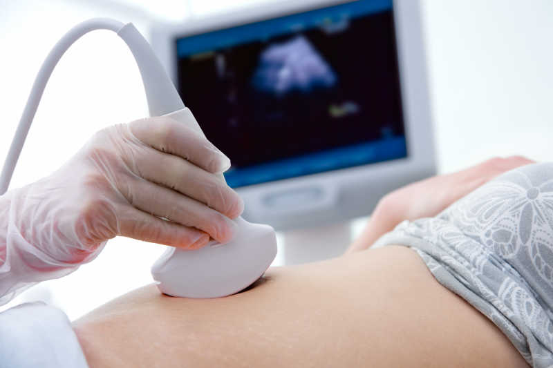 正在进行超声波检查的孕妇