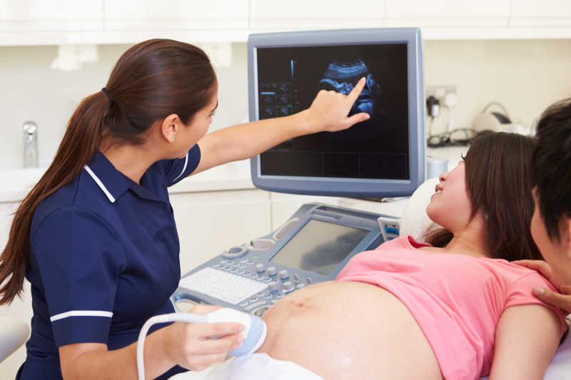 超声扫描的孕妇