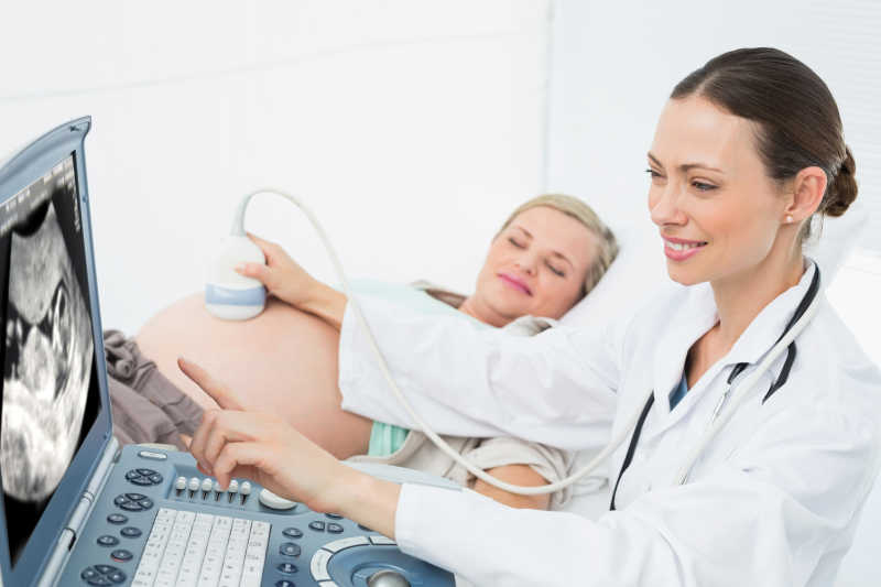 美女医生给孕妇讲解超声波图像