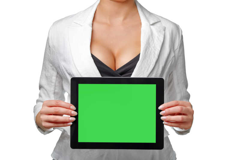职场女性手里拿着数码平板电脑