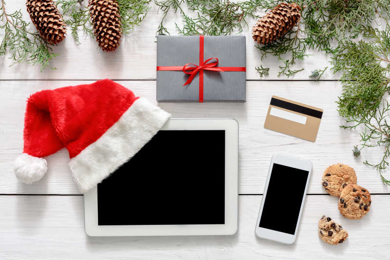 用平板和手机网购圣诞帽子和礼物
