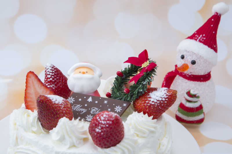 光斑背景下的圣诞节草莓蛋糕