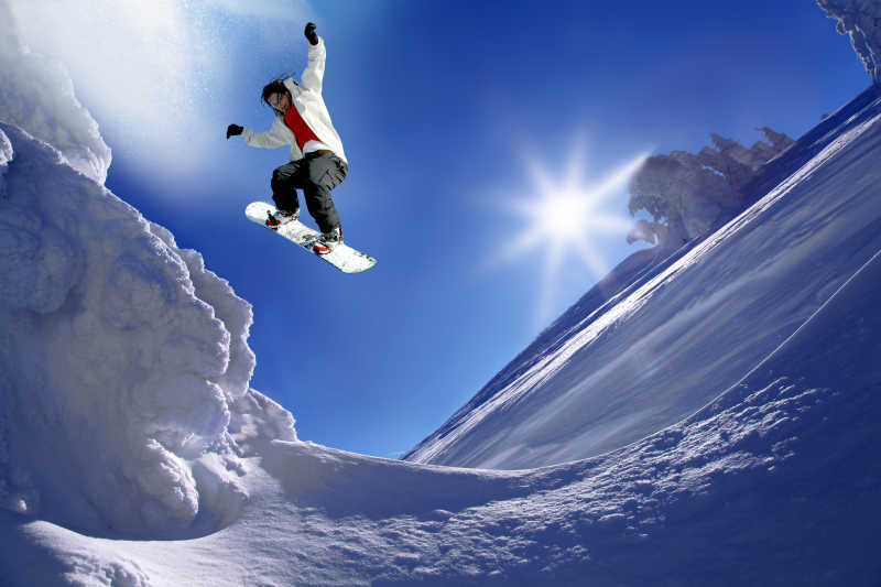 滑雪跳跃在蓝色的天空下