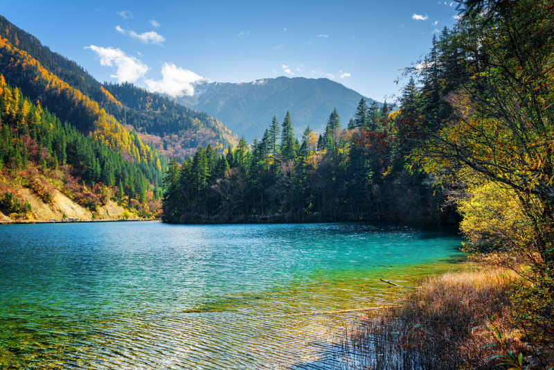 深山里的蔚蓝色湖水