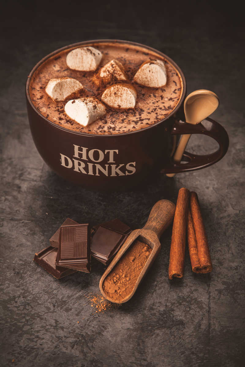 桌上的大杯热巧克力与棉花糖