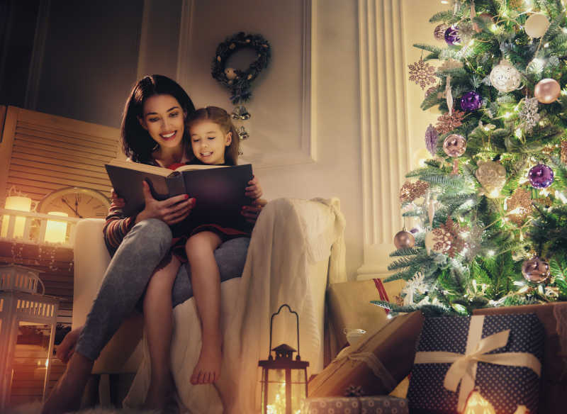 圣诞节妈妈和女儿一起看书
