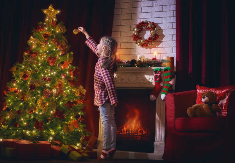 正在装饰圣诞树的小女孩