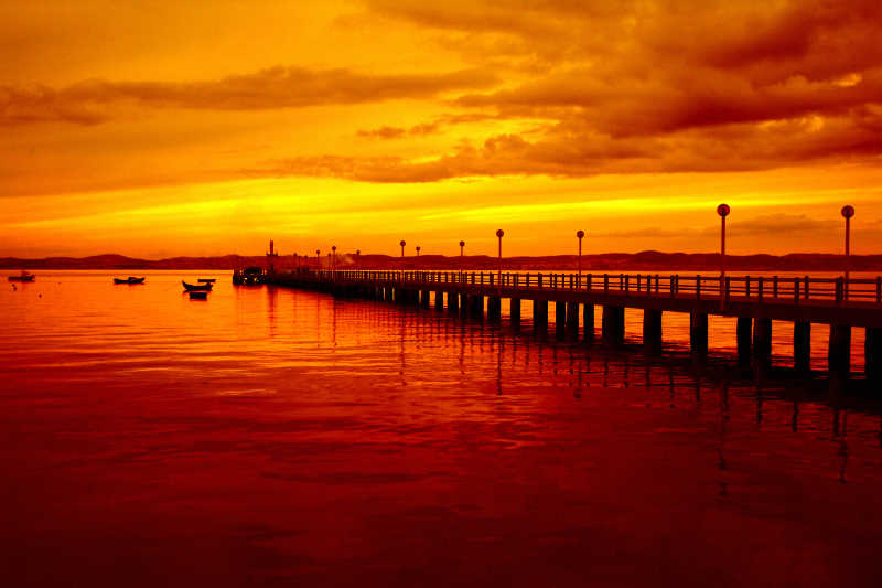 红色夕阳下的码头