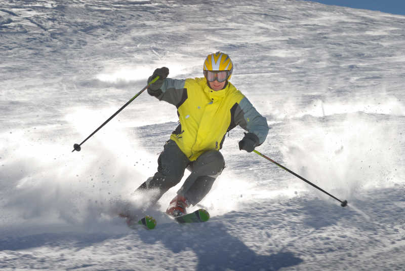 高山滑雪自由滑雪者