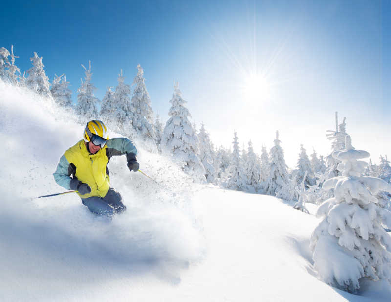 在高山滑雪的自由滑雪者