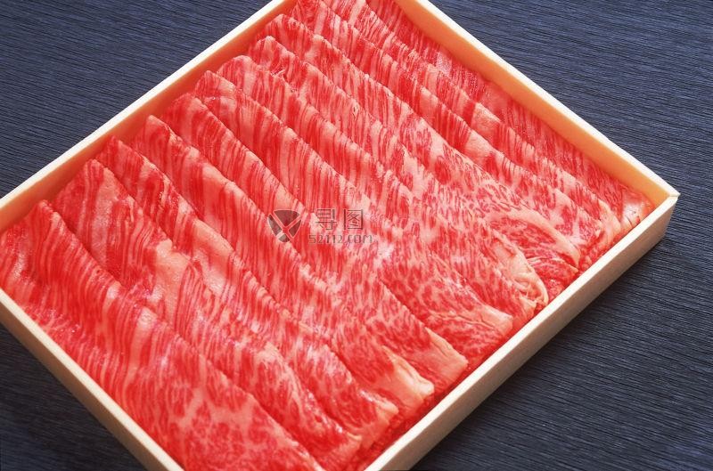 整齐生肉片