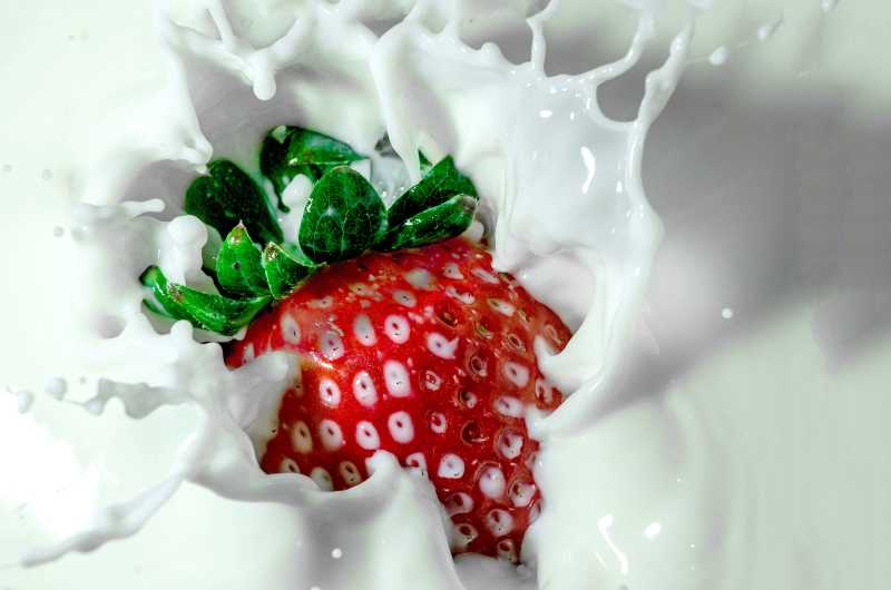 牛奶中的草莓