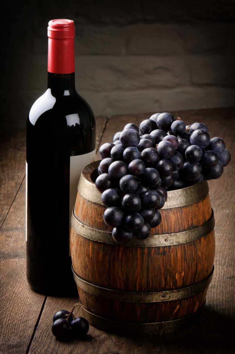 木桌上的葡萄与红酒