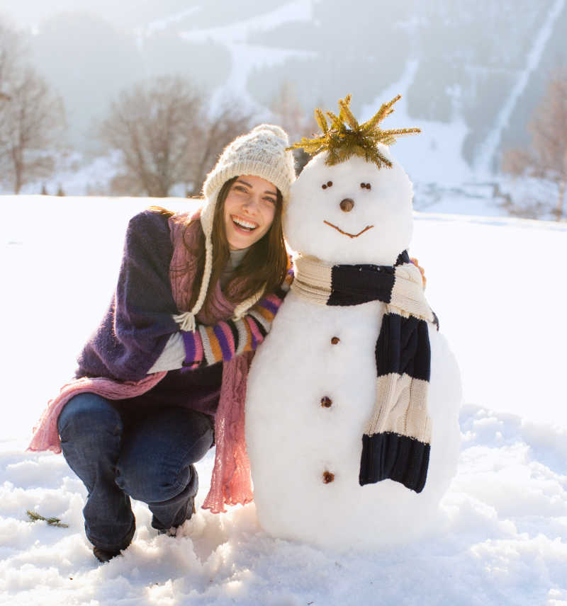 女孩与雪人的合影