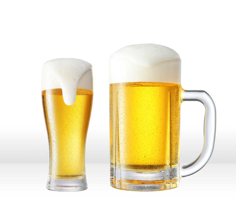 两杯啤酒在白色背景下