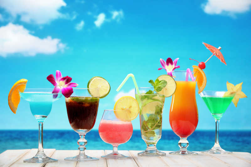 沙滩桌子上色彩鲜艳的鸡尾酒