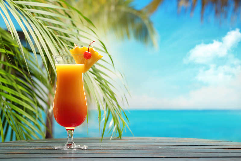 沙滩桌上的橙汁