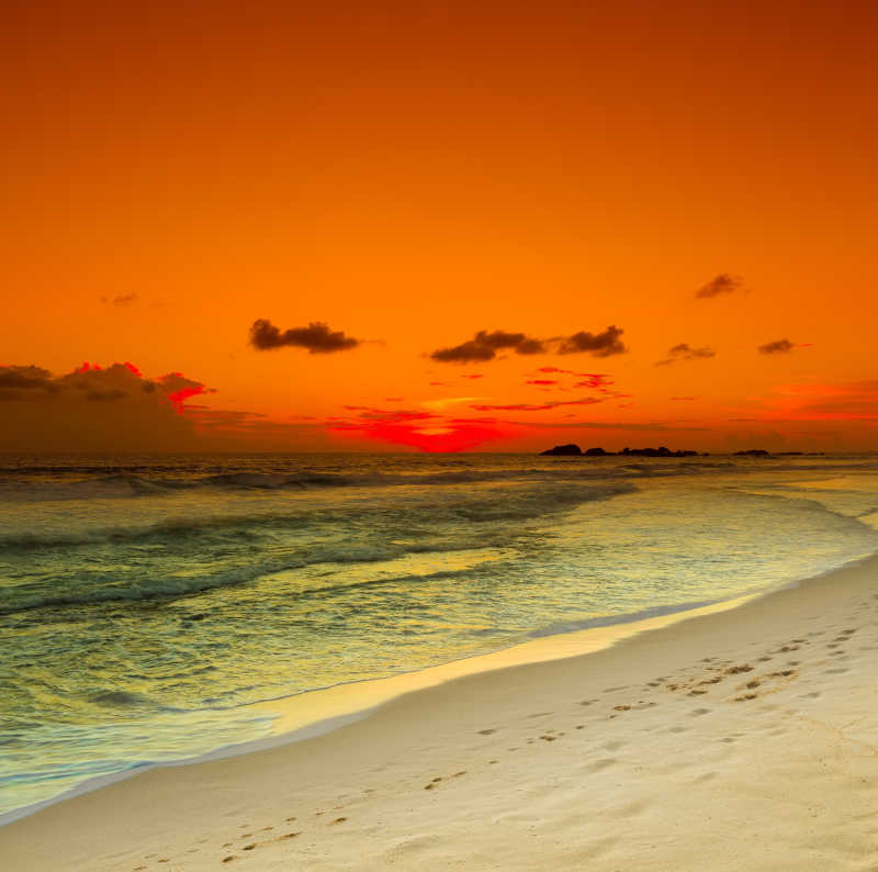 日落时的海滩风景