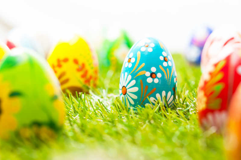 春天草地下的彩色复活节彩蛋