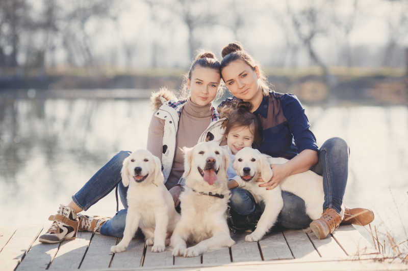 带着宠物狗在湖边拍照的家庭