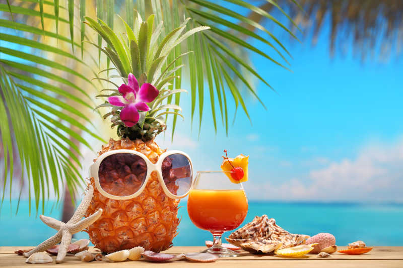 海边的菠萝和饮料